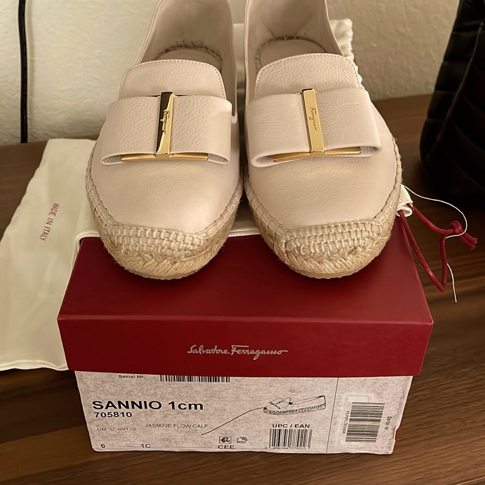 New in box size 6 Salvator Ferragamo